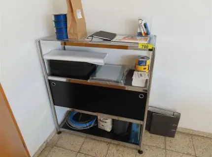 1 odkládací regál, cca 1,20 m x 1,20 m