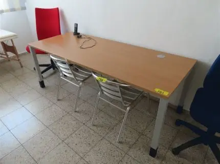 1 psací stůl, cca 2,50 m x 80 cm, s vedením kabelů