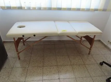 1 Behandlungsliege mit verstellbarem Kopfteil, Kunstleder beige