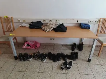1 desk, approx. 2.50 m x 80 cm