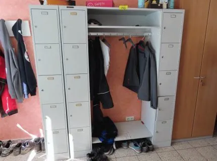 1 kledingkast met kledingstang, bestaande uit: 15 personeelslockers