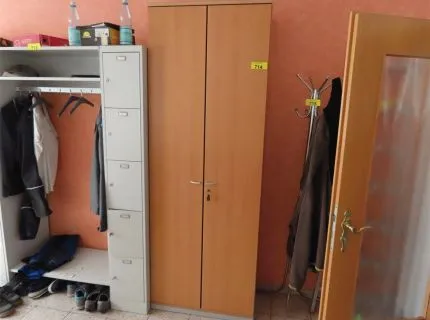 1 wall cabinet, approx. 1 m x 2.20 m