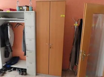1 wall cabinet, approx. 1 m x 2.20 m