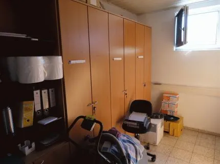 1 regál cca 1 m x 2,20 m, se 4 policemi a 2 dveřmi