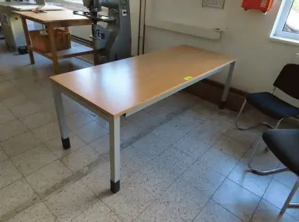 1 письменный стол, ок. 2,50 м x 80 см