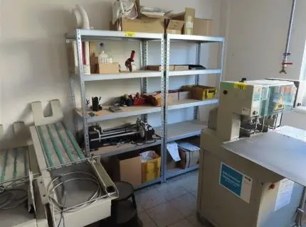 2 kovové zasouvací regály, cca 1,20 m x 1,80 m