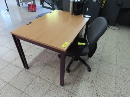 1 письменный стол ок. 1 м x 1,50 м
