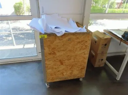 1 odpadní box, pojízdný