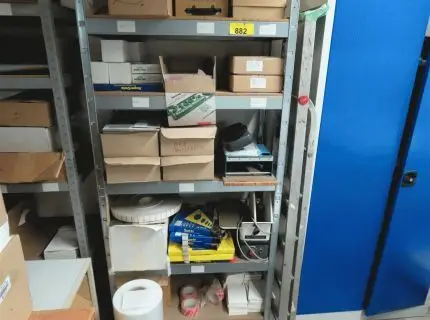 2 étagères métalliques à assembler, env. 1,10 m x 1,80 m
