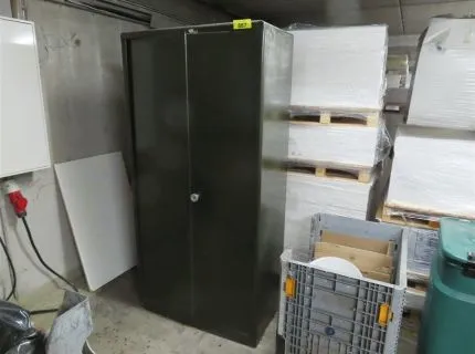 1 armoire métallique, env. 1 m x 1,90 m, 2 portes, marron