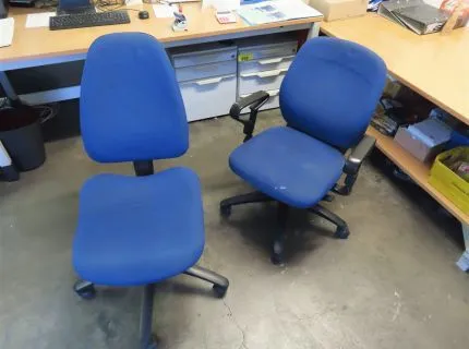 4 Bürodrehstühle, 3 x Stoffbezug blau, 1 x Kunstleder schwarz, verschlissen