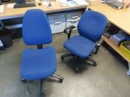 4 chaises de bureau pivotantes, 3 x tissu bleu, 1 x similicuir noir, usées