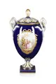 Potpourri váza s hadími uchy se scénami podle Watteaua. Johann Carl Schönheit (forma) pro Meissen. 1781. Období formování kolem 1860.