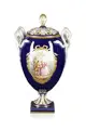 Potpourri váza s hadími uchy se scénami podle Watteaua. Johann Carl Schönheit (forma) pro Meissen. 1781. Období formování kolem 1860.
