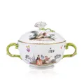 Polévková mísa s výjevy podle Watteaua, reliéfní dekor Ozier. Johann Friedrich Eberlein pro Meissen. Kolem 1740.
