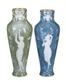 Paar jugendstil vazen met pâte-sur-pâte decor. Plasto, Wenen. Begin 20e eeuw.