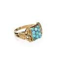 Bague en or jaune de style baroque avec pavé de turquoises et perles de semence. Probablement fin du 19e siècle.