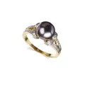 Geelgouden ring met Zuidzeeparel en briljanten.