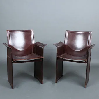 TITO AGNOLI. voor Matteo Grassi, paar fauteuils / armstoelen, model 'Korium KM1', zadel leer, ontwerp 1970, Italië.
