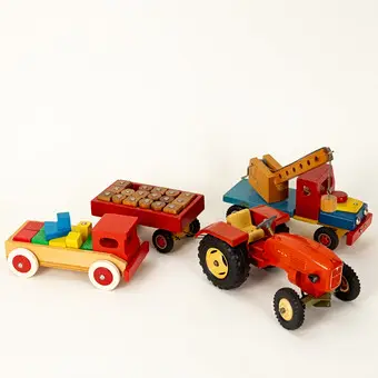 Wooden toy lot: Steiff tractor MAN, wood, with trailer / Heros truck and a wooden crane truck, 1960s (4).