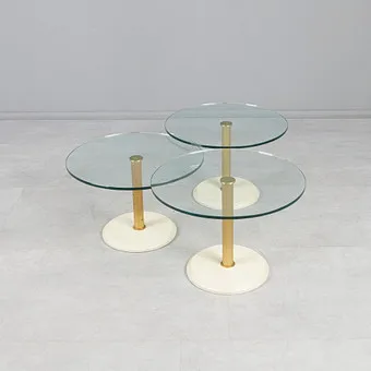 GEORG APPELTSHAUSER. DANS LE STYLE DE. Ensemble de tables basses, verre, travertin, années 1980. (3).