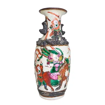 Vase de table, Chine, style Nanking, scènes de guerriers polychromes.