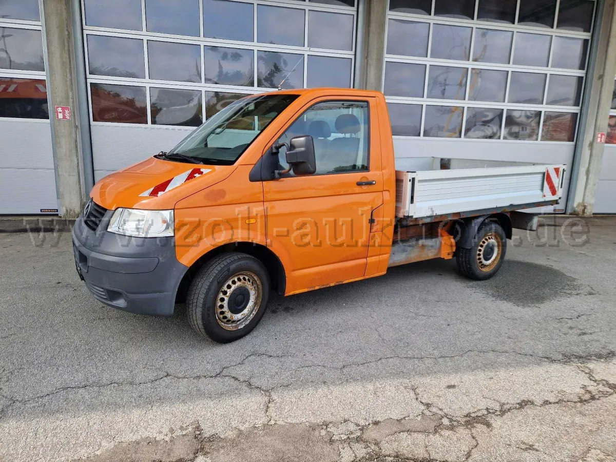 1 camion à plateau VW T5