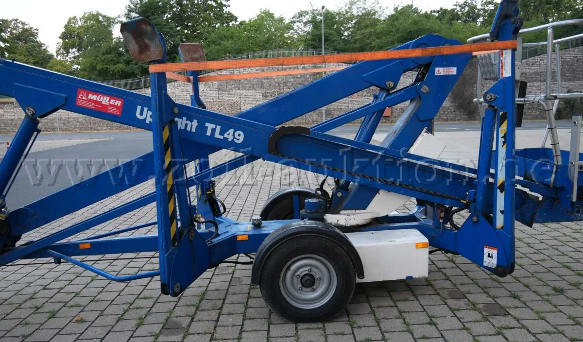 1 UpRight trailer articulated telescopic work platform - defective