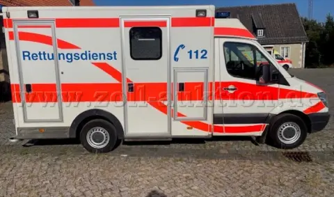 1 ambulance (RTW) Mercedes-Benz Sprinter, eerste registratie 2012, 413.659 km