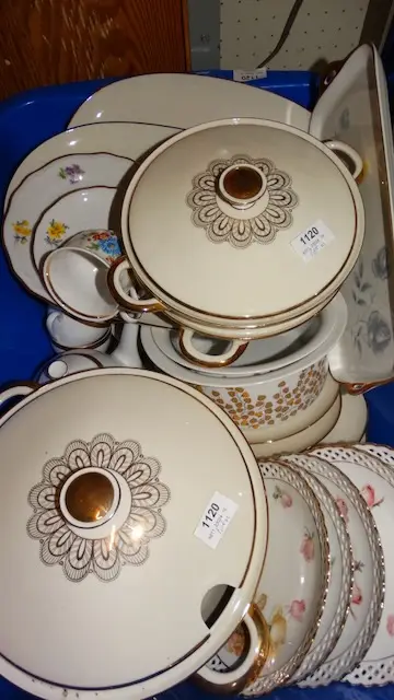 1 zestaw różnych elementów porcelanowych