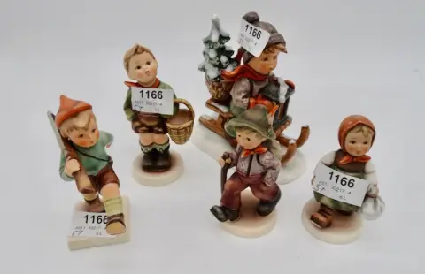 5 figurek Goebel "Chłopcy i dziewczynki w strojach ludowych"