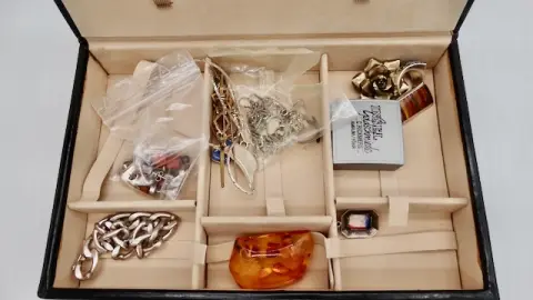 1 lot de bijoux en argent entre autres
