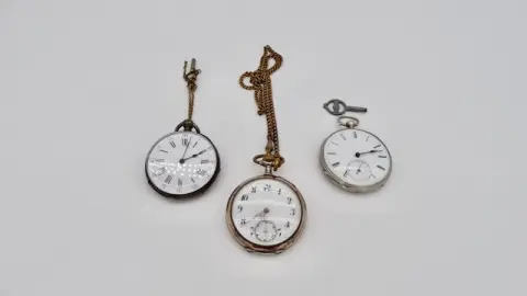 3 montres de poche en argent, en état de marche