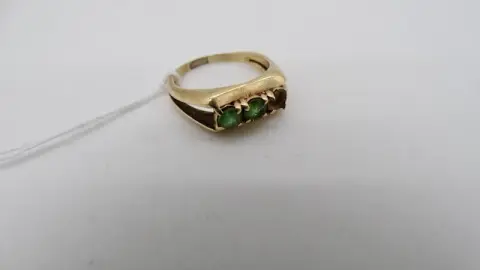 1 bague en or 585 avec 2 pierres vertes, 1 manquante