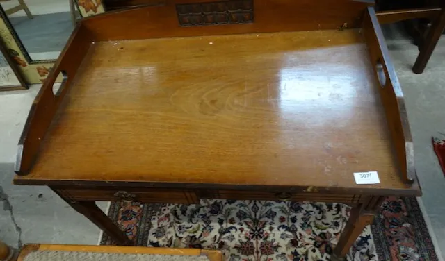 1 small side table with drawers