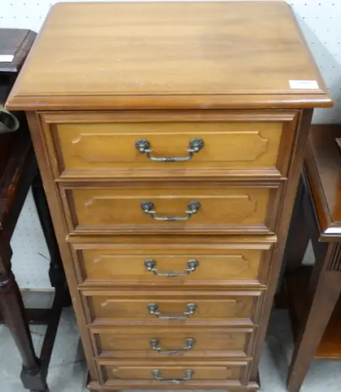 1 chest of drawers