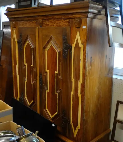1 farmhouse cupboard