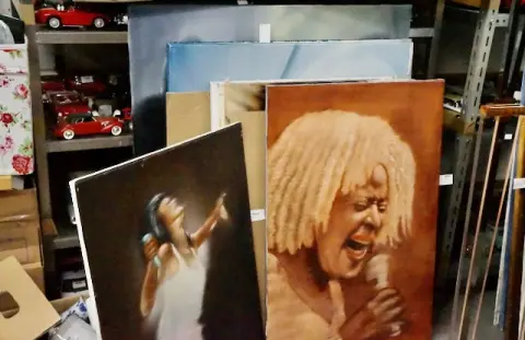 8 pictures "Singer"