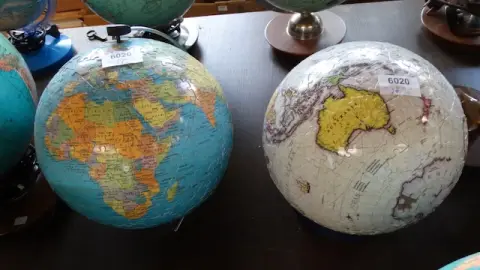 2 globes