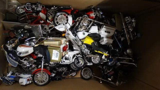 1 karton z modelami motocykli