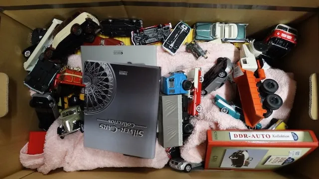 1 karton z modelami samochodów