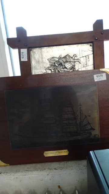 2 metal pictures