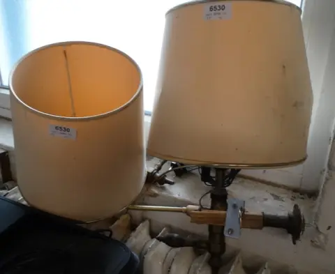 2 wall lamps