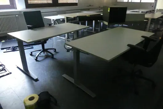 2 electrically height-adjustable desks + 2 office chairs