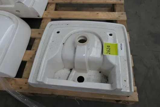 Washbasin, ceramic, white, on pallet