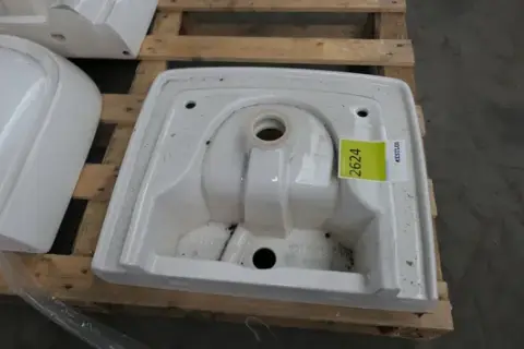 Washbasin, ceramic, white, on pallet