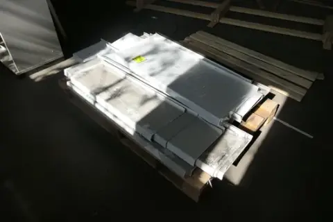 Soubor stavebního, elektro- a kutilského materiálu, mimo jiné kovové parapety BSS a příslušenství