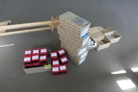 Soubor stavebního, elektro- a kutilského materiálu, mimo jiné šrouby a hliníkové hrany BSS
