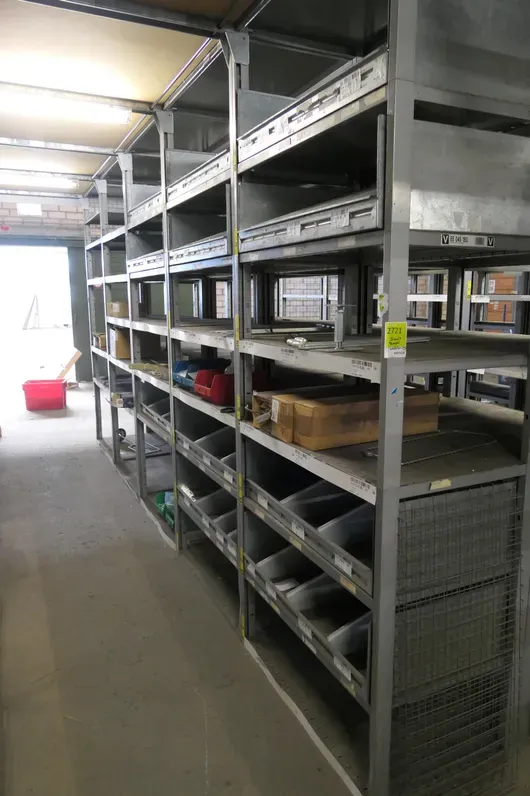Konvolut Bau-, Elektro- & Heimwerkermaterial u. a. Warenteiler und Metallbeschläge, inkl. Lagerkästen