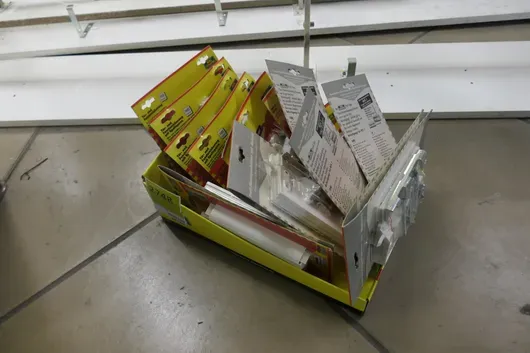 Soubor stavebního, elektro a kutilského materiálu, mimo jiné výrobky Burg-Wächter
